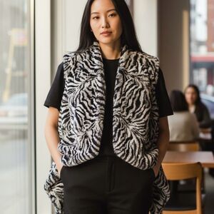 Michael Michael Kors Faux Fur Vest Zebra Print Size Large Soft Cozy Waterfall